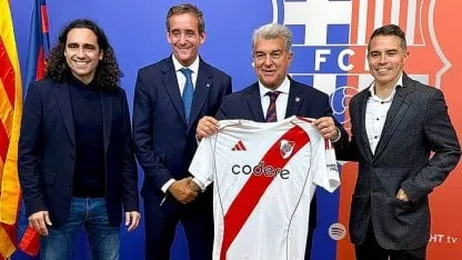 Laporta, presidente de Barcelona, posó con la camiseta de River