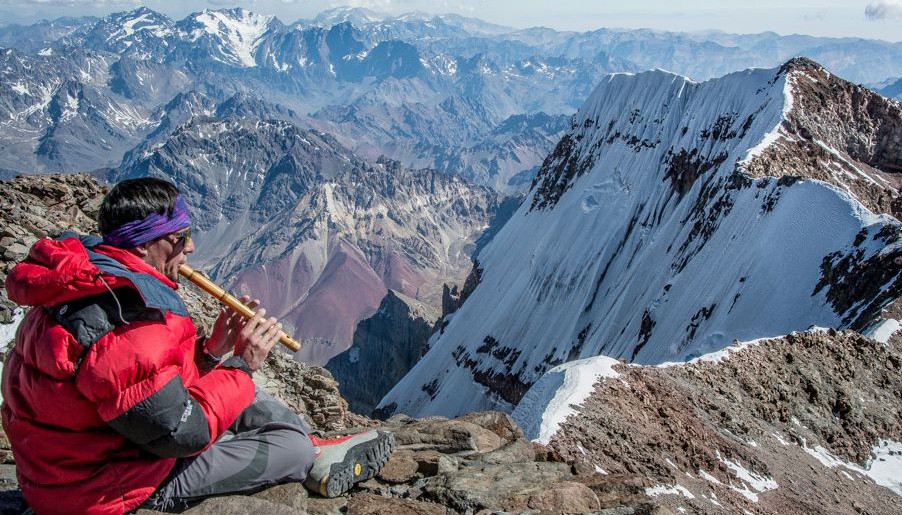 tocando-en-la-cumbre-del-aconcagua