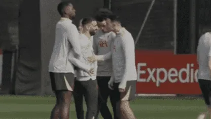 Salah y Alexander Arnold se cruzaron y fueron separados en la práctica de Liverpool