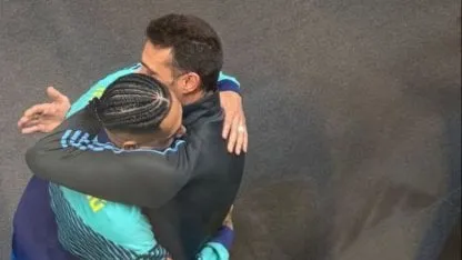El abrazo entre Scaloni y Raphinha en el Monumental