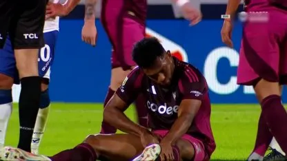 Borja masajea la zona donde sintió la molestia en la goleada de River a Gimnasia