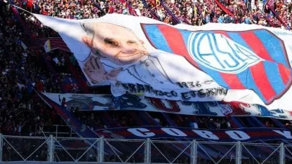 San Lorenzo explota: del cálido homenaje al Papa Francisco a la calentura con Moretti