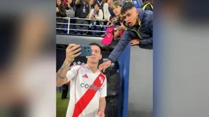 El gesto de Mastantuono con un hincha de Independiente del Valle tras el empate de River