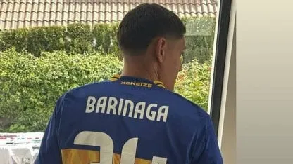 Intercambio de laterales: Molina posó con la camiseta de Boca de Barinaga