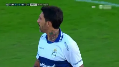 Se salvó River: el tiro libre de Pintado que dio en el travesaño