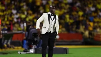 Segundo Castillo, el técnico de Barcelona de Ecuador que dirige en smoking