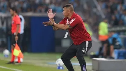 Almirón puso en duda su continuidad en Colo-Colo: "Tengo que hablar con los directivos"
