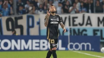 Insólito: Vidal le hizo gestos a los hinchas de Racing y fue expulsado