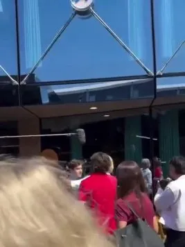 Así llegaba Colapinto al paddock de la Fórmula 1