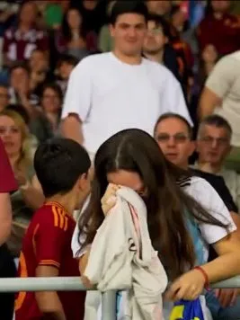 Paredes le regaló su camiseta de Roma a una hincha de Boca