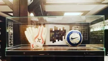 Está en un restaurante de Madrid: la historia de la pelota del primer gol de Messi hace 20 años
