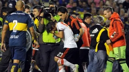 El Superclásico del gas pimienta: lo que no se vio en la versión del hombre que lo suspendió