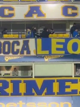 Una vez finalizado el partido, Riquelme cerró la cortina de su palco