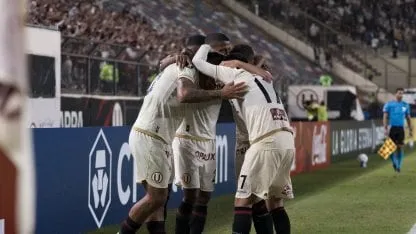 Universitario venció a Barcelona y le puso paridad al grupo de River, que puede asegurar el pase