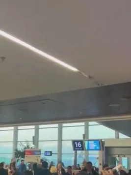 Antes de que se fuera a Miami, hinchas de Boca se cruzaron a Paredes en el aeropuerto al grito de "Dale Booo, dale Booo"
