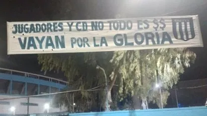 Fuertes pasacalles en Racing contra Gallardo y una advertencia a los jugadores por el caso Salas