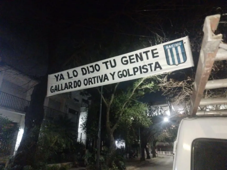 Aparecieron pasacalles en Racing