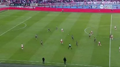 Mainero remató de zurda y se fue apenas desviado en Huracán vs. Platense