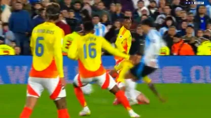 Mientras negocia con Boca, la fuerte patada que recibió Paredes de Castaño