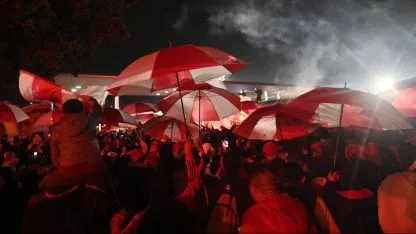 El impresionante banderazo de los hinchas de River para despedir al plantel