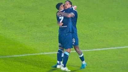 Jugó Salas: silbidos y tremendo abrazo con Zuculini