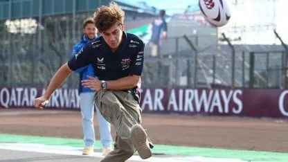 El talento oculto de Colapinto con una pelota de rugby que hizo estallar las redes