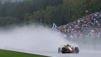 Por lluvia y problemas de visibilidad, se retrasó el inicio de la carrera