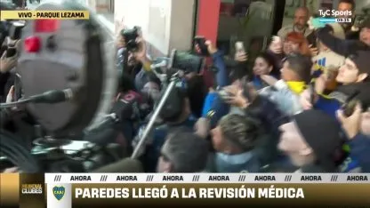 Paredes llegó a la clínica rodeado de hinchas de Boca
