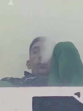 Ricardo Centurión fumando mientras observa el partido de su equipo.
