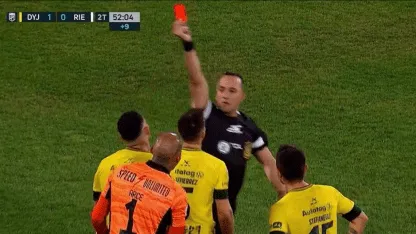 Insólita roja a Osorio: lo amonestaron por sacarse la camiseta y después por simular