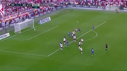 Armani, enorme en la última ante Boca: le detuvo el cabezazo a Ayrton Costa