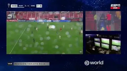 El codazo y expulsión a instancias del VAR para Juan Bisanz en Huracán vs. Once Caldas El codazo y expulsión a instancias del VAR para Juan Bisanz en Huracán vs. Once Caldas