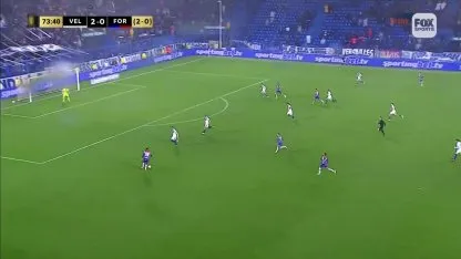El despeje de Marchiori ante Allanzinho en Vélez vs. Fortaleza El despeje de Marchiori ante Allanzinho en Vélez vs. Fortaleza