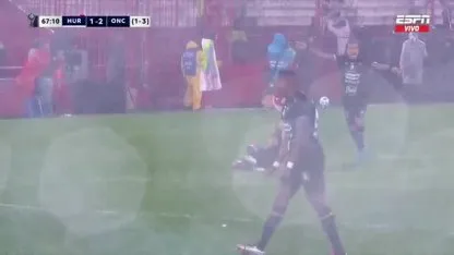 El estrangulamiento de Miljevic por el cual fue expulsado en Huracán vs. Once Caldas El estrangulamiento de Miljevic por el cual fue expulsado en Huracán vs. Once Caldas