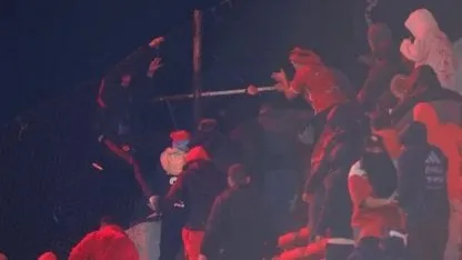 El momento en el que cae un hincha de la Universidad de Chile de la Popular Sur Alta.