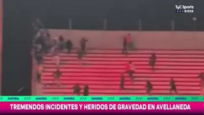 El momento en que cae un hincha de Universidad de Chile de la tribuna tras el ataque de la barra de Independiente