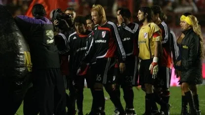 El plantel de River se va de la cancha tras la derrota ante Huracán
