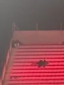 Escalofriante imagen en Avellaneda: varios hinchas de U. de Chile quedaron tirados en la tribuna tras el ataque de la barra de Independiente