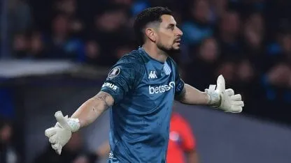 La herida abierta en el arco de Racing: cómo está Arias, la charla con Costas y su futuro