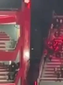 La caída del hincha de la U de Chile desde la Popular Sur Alta de Independiente La caída del hincha de la U de Chile desde la Popular Sur Alta de Independiente