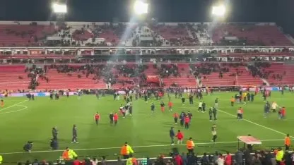 Los hinchas de Independiente en el campo de juego tras la suspensión