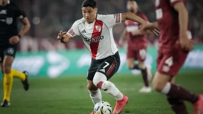 Salas volvió picante: clave en el gol, recibió un patadón y fue amonestado Salas volvió picante: clave en el gol, recibió un patadón y fue amonestado