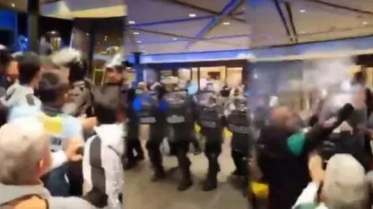 Represión en el banderazo de hinchas del rival de Huracán que terminó con jugadores gaseados Represión en el banderazo de hinchas del rival de Huracán que terminó con jugadores gaseados