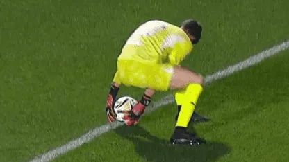 Mano, tiro libre y final: el insólito cierre de Lobo Medina con el VAR como "aliado"