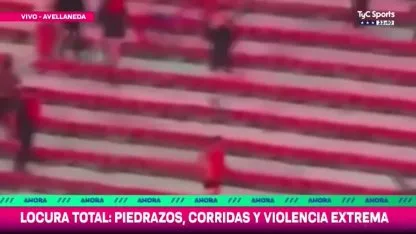 Un hincha de la U de Chile es desvestido y golpeado por la barra de Independiente