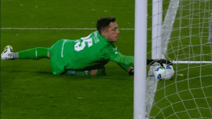 El VAR salvó a Racing tras el error de Cambeses: no fue gol por un centímetro