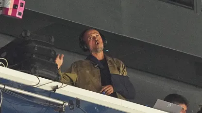 Como en el rugby: Luis Enrique vio el primer tiempo del PSG desde la tribuna y admitió que "es magnífico"