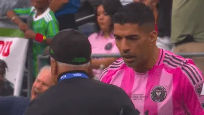 ¡Escándalo en la final! Suárez le escupió la cara a un asistente de Seattle Sounders