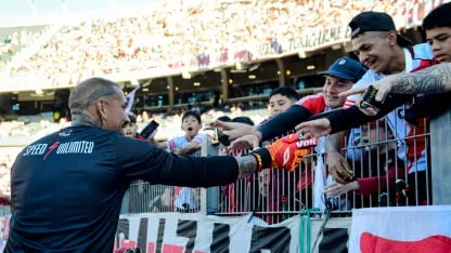 El show de Nacho Arce: regaló alfajores, hizo jueguitos y la rompió contra River