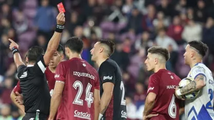 Andrés Merlos mostrando la tarjeta roja en Lanús vs. Rosario Central Andrés Merlos mostrando la tarjeta roja en Lanús vs. Rosario Central